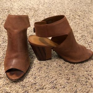 Arturo Chiang Tan Wedges. Sz 8